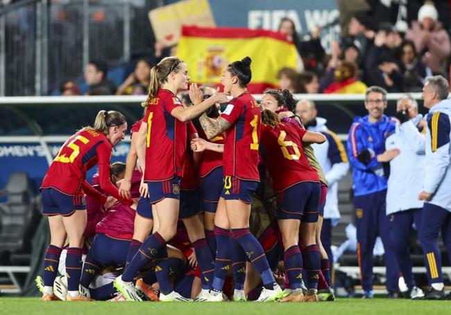 España se coló en la final del Mundial. Más de trece años después de aquel inolvidable partido ante Países Bajos en el Soccer City de Johannesburgo, la historia se repitió ahora con la selección femenina. En un duelo que dominó en su mayor parte pero que decidió una traca final dramática, los goles de Salma Paralluelo y Olga Carmona sitúan a La Roja a un solo paso del mayor triunfo posible, el que marca la diferencia entre los mortales y las leyendas. El zurdazo de la sevillana en el tiempo de descuento, que pasó de suplente a capitana por la sanción a Oihane Hernández, rubricó un triunfo que las españolas ya acariciaban con las manos antes del jarro de agua fría del empate de Blomqvist. Fue la liberación definitiva tras la inmensa tensión acumulada en apenas unos minutos que parecieron horas. Un grito de rabia y gloria de un grupo de jugadoras y un cuerpo técnico que no han transitado por un camino de rosas hasta aquí.