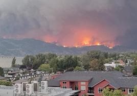 Los incendios forestales cerca de la ciudad de Kelowna ya se pueden ver desde la casas