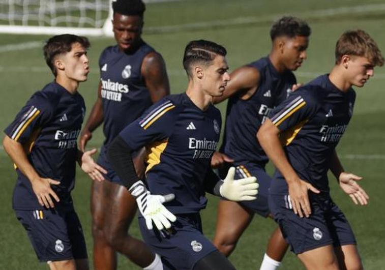 Los futbolistas del Real Madrid, con Kepa en el centro, durante el entrenamiento de este viernes.