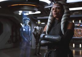 Rosario Dawson da vida a Ahsoka Tano en la nueva miniserie de 'Star Wars'.