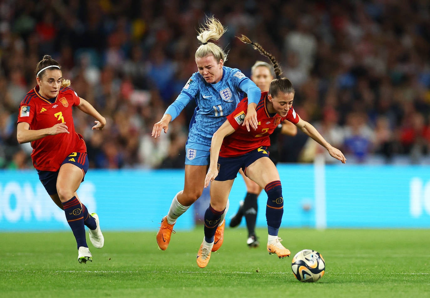 Ona Batlle y Teresa Abelleira disputan un balón con la inglesa Lauren Hemp.