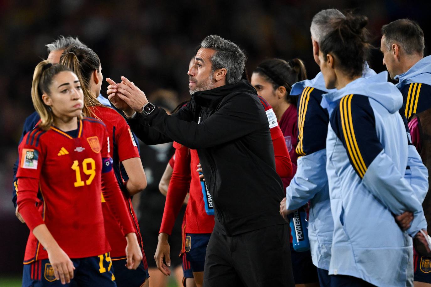 Jorge Vilda aprovecha una interrupción durante la segunda parte para dar instrucciones a sus futbolistas.