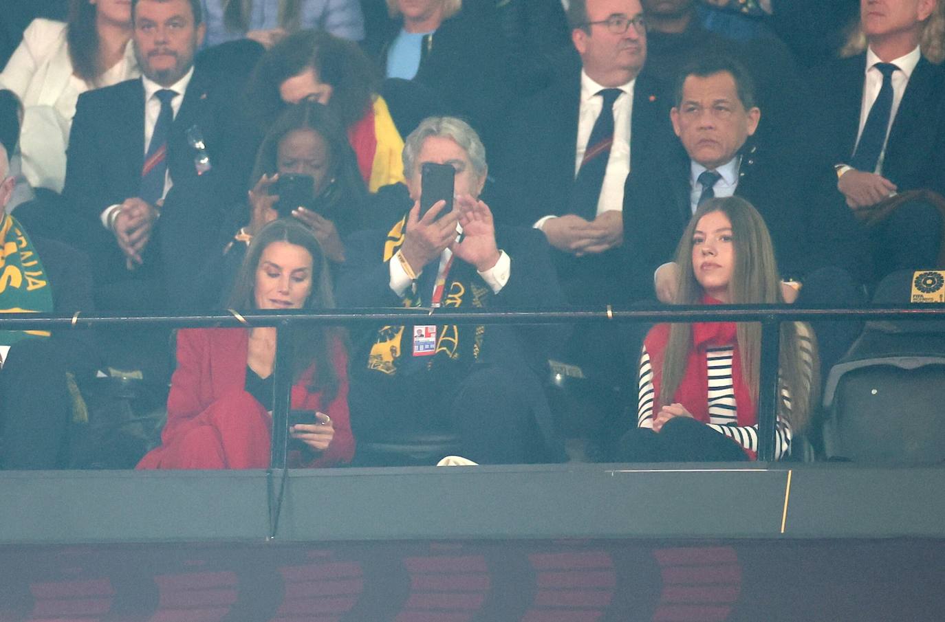 La Reina Letizia asiste al partido junto a su hija, la Infanta Sofía, desde el palco del estadio de Sídney.