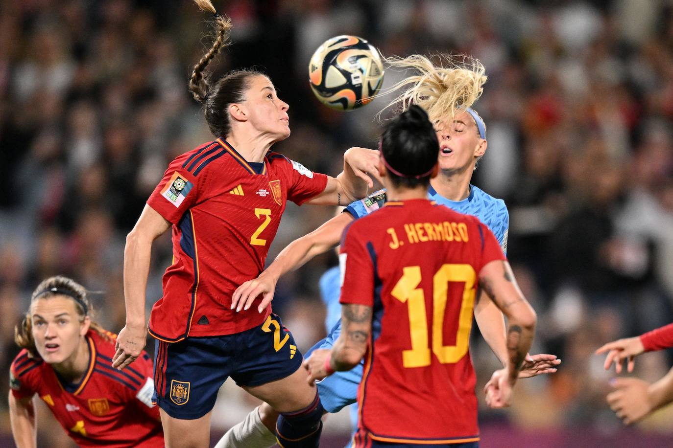 La española Ona Batlle disputa un balón en la recta final del partido.