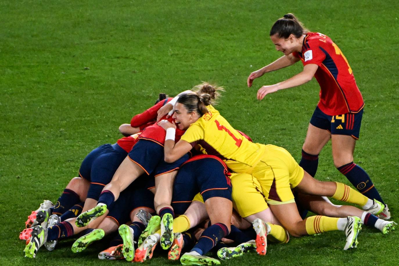 Las jugadoras de España se abrazan extasiadas tras darle a La Roja el primer Mundial femenino de su historia.