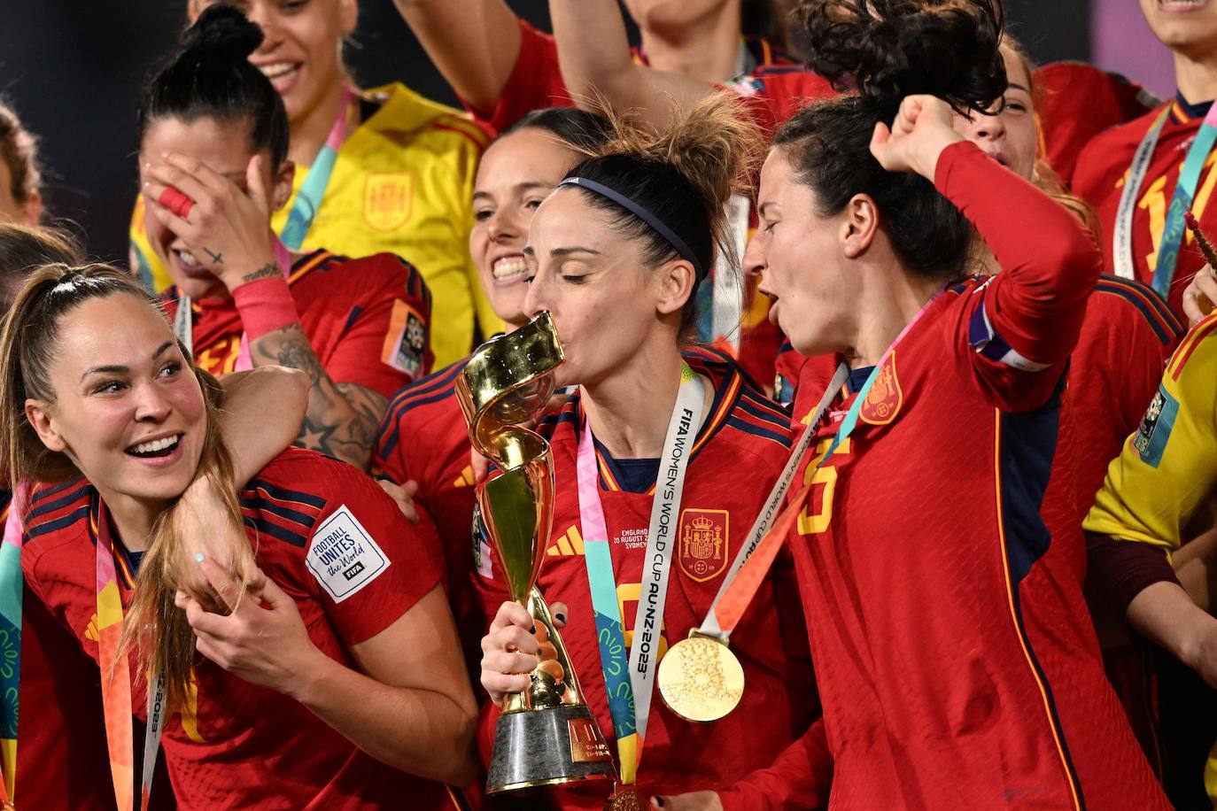 Esther González, atacante de España, besa el trofeo que acredita a La Roja como campeona del mundo.