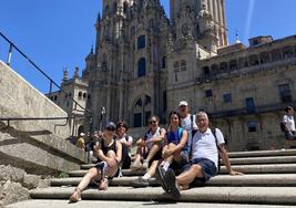 Selfie familiar con nuestras sobrinas delante de la catedral de Santiago.