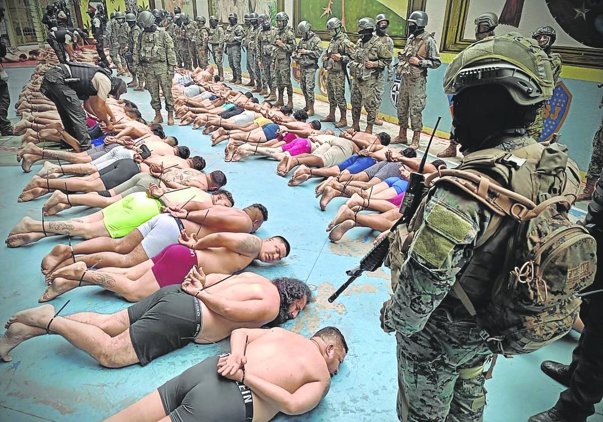 El ejército intervino hace una semana en la cárcel donde se encuentra el líder de Los Choneros, Adolfo Macías, alias 'Fito', que ha promovido varios motines.