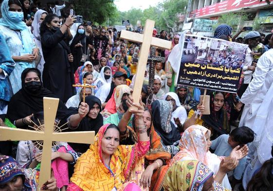 Miembros de la comunidad cristiana protestan contra los incidentes en Pakistán.