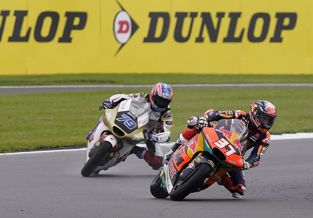 Celestino Vietti sorprende a Pedro Acosta en casa de KTM