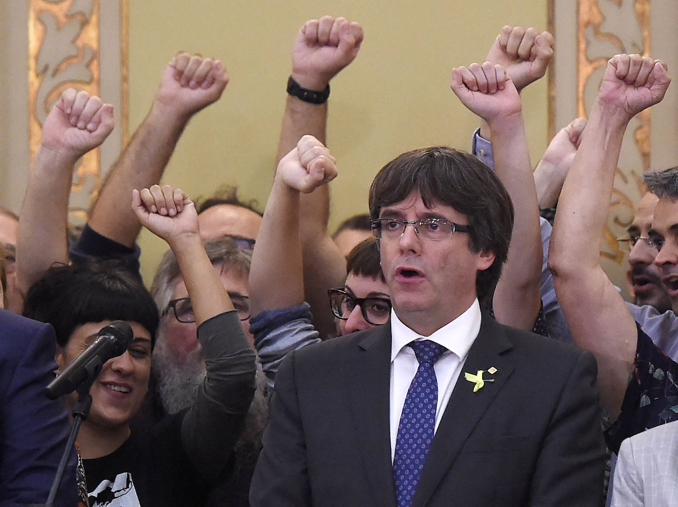 Puigdemont es jaleado por diputados independentistas tras proclamar la independencia el 27 de octubre de 2017.