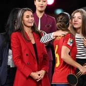 La infanta Sofía felicita a la jugadora Aitana Bonmatí, en presencia de la reina Letizia.