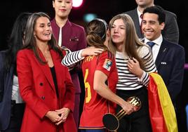 La infanta Sofía felicita a la jugadora Aitana Bonmatí, en presencia de la reina Letizia.
