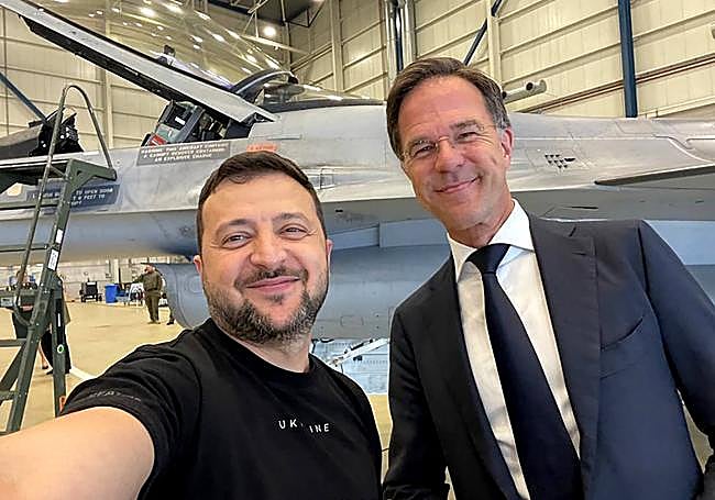 El presidente ucraniano, Volodímir Zelenski, se hizo un selfi con el primer ministro neerlandés, Mark Rutte, con un caza al fondo en la base de Eindhoven.