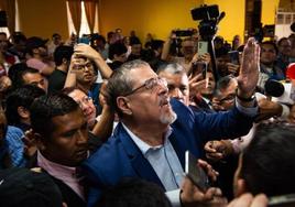 El nuevo presidente de Guatemala, Bernardo Arévalo, saluda a sus simpatizantes