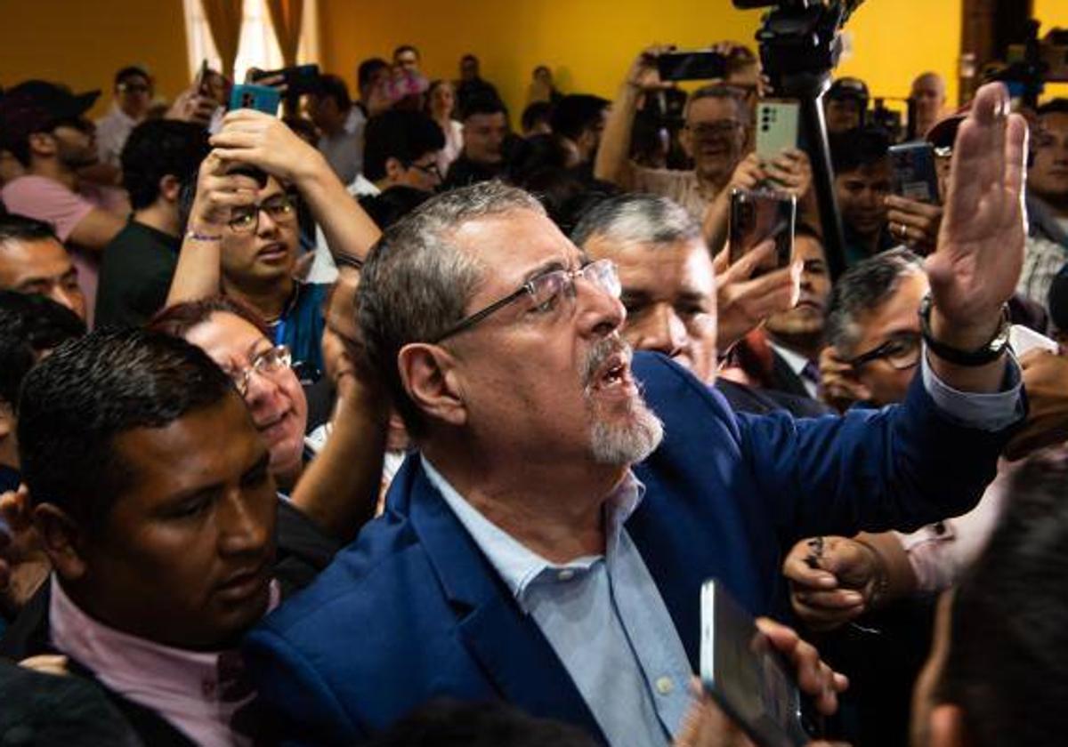 El nuevo presidente de Guatemala, Bernardo Arévalo, saluda a sus simpatizantes