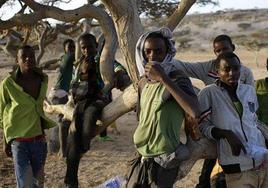 Varios migrantes africanos en el desierto.