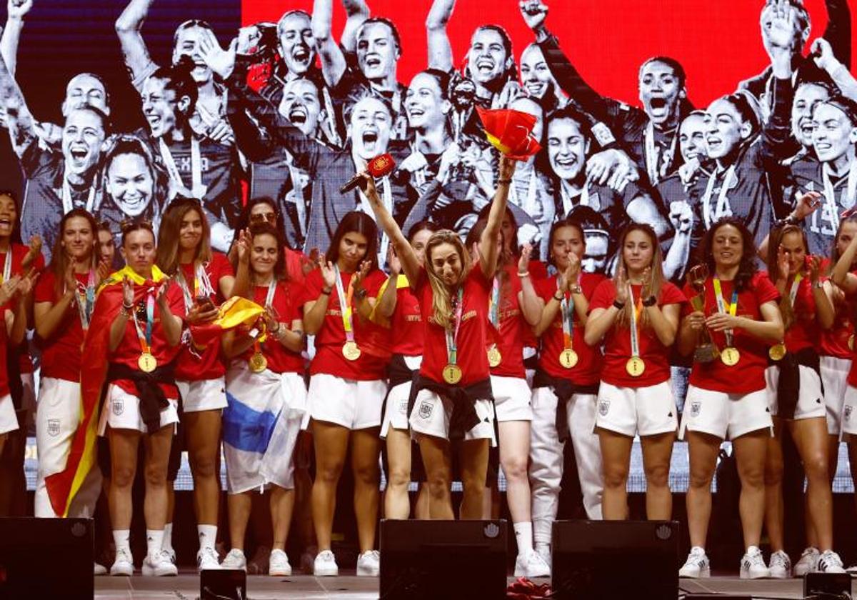 Madrid agasaja a las campeonas del mundo