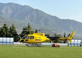 El helicóptero roto en el campo de fútbol de Fátima donde el piloto tuvo que aterrizar de emergencia
