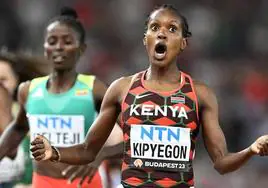 Kipyegon celebra su victoria en la final de 1500 metros.