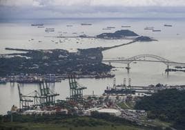 Decenas de buques esperan en el Pacífico para transitar el Canal de Panamá