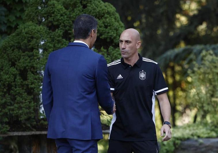 Saludo de Pedro Sánchez y Luis Rubiales