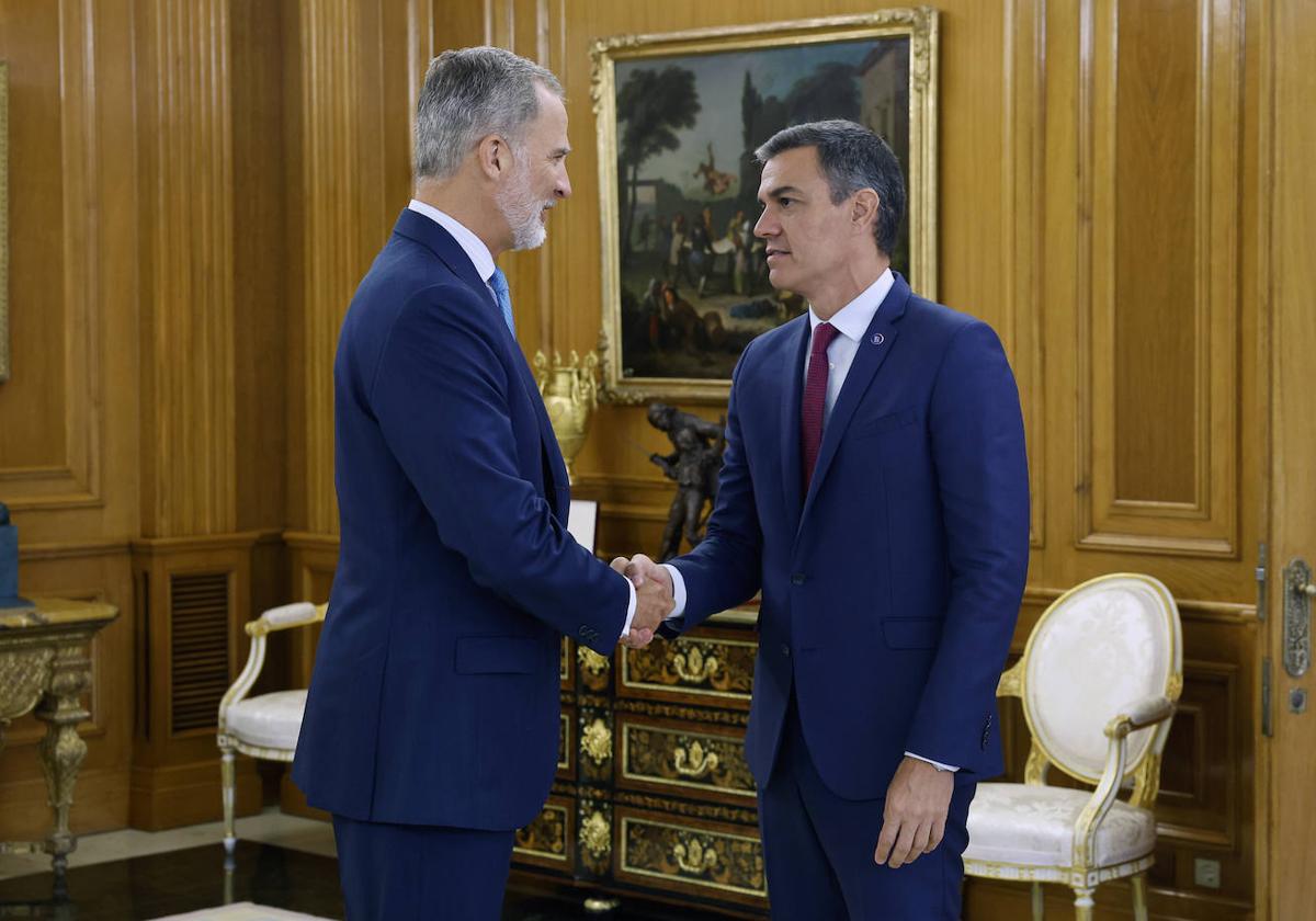 Pedro Sánchez saluda a Felipe VI antes de su reunión en Zarzuela.