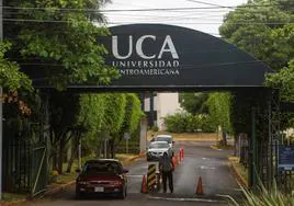 Un guardia vigila el acceso a la Universidad Jesuita Centroamericana (UCA) en Managua