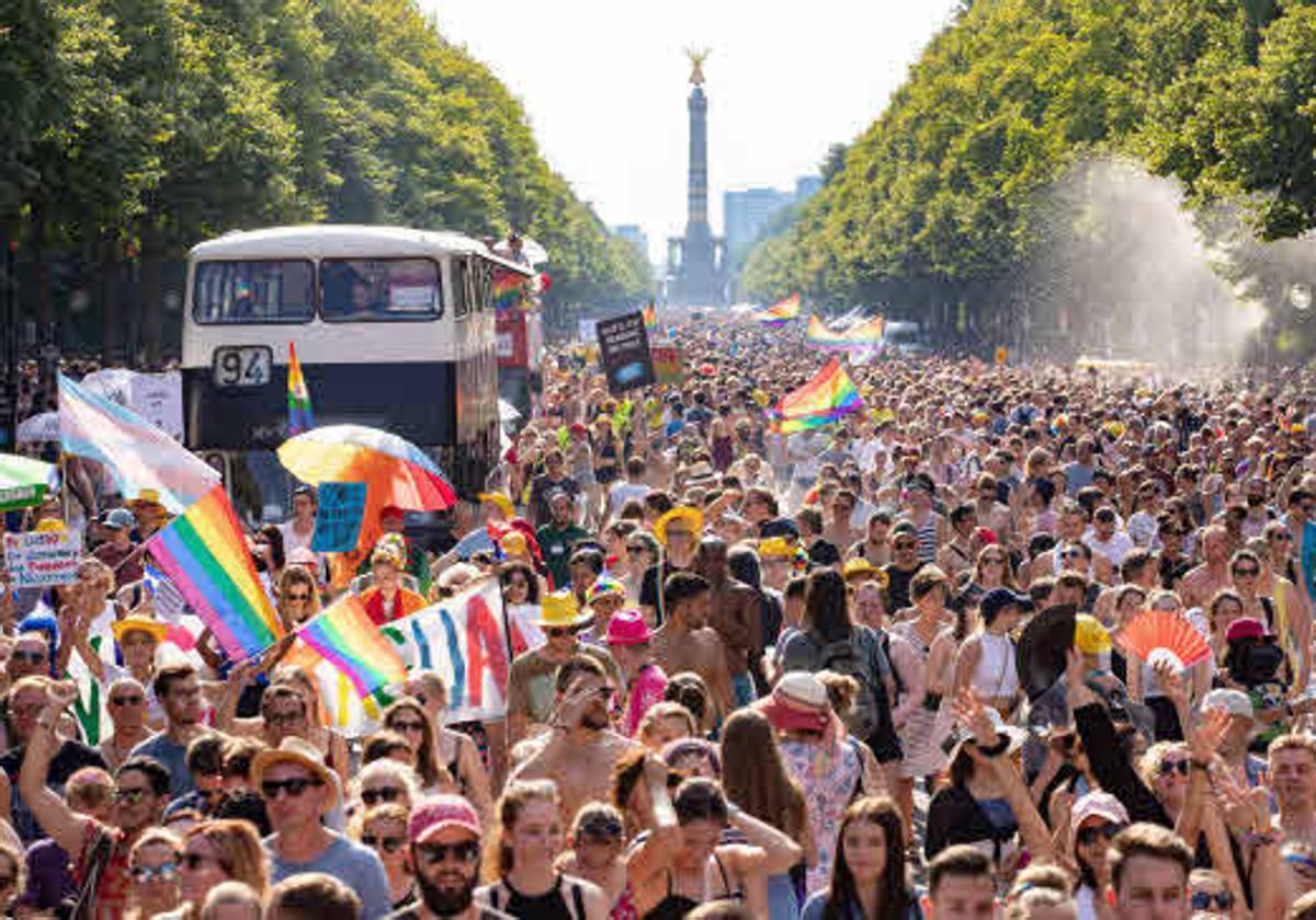 Miles de personas en el desfile del Orgullo en Berlín