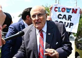 El exalcalde de Nueva York y abogado del expresidente estadounidense Donald Trump, Rudy Giuliani, afuera de la cárcel del condado de Fulton en Atlanta