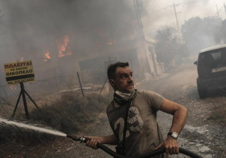 Los incendios cercan Atenas y el humo la sofoca