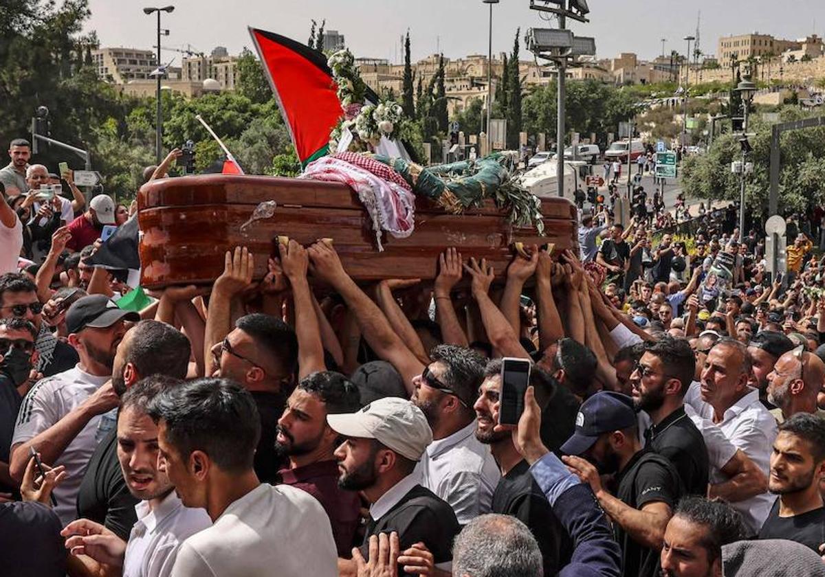Decenas de palestinos asisten a un funeral en Cisjordania