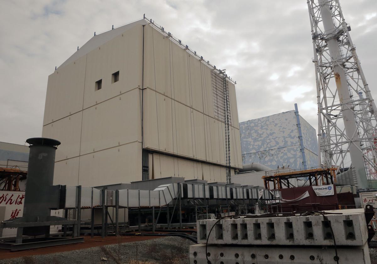 Vistas del reactor 1 y reactor 2 de la central nuclear de Fukushima, dañados durante el peor terremoto de la historia de Japón en marzo de 2011.