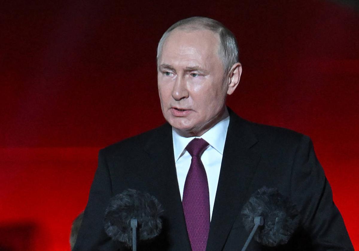 El presidente ruso, Vladímir Putin, se dirige a la audiencia durante la conmemoración del 80 aniversario de la victoria en la batalla de Kursk