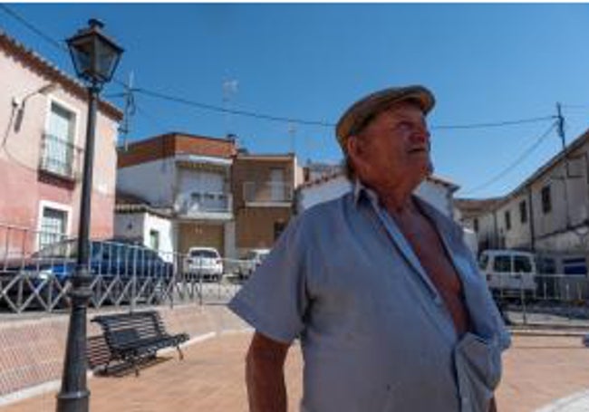 Ernesto Díaz Carmona, El rumbero, el último nombelano que vio el mar, pasea por la plaza de la Constitución.