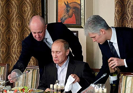 Prigozhin sirve comida a Putin, cuando ambos eran amigos, en uno de sus locales de San Petersburgo.