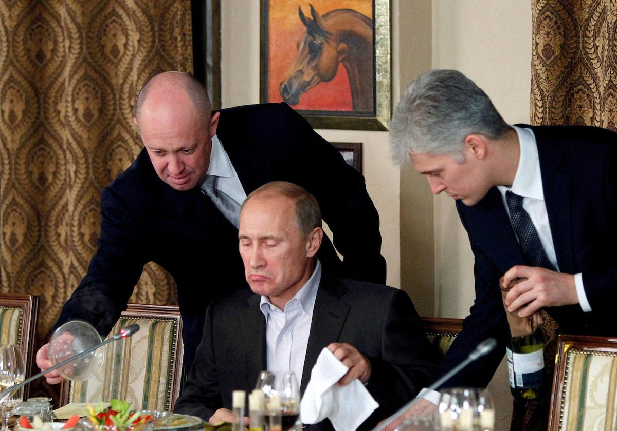 Prigozhin sirve comida a Putin, cuando ambos eran amigos, en uno de sus locales de San Petersburgo.