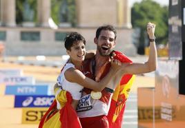 Lo marchadores españoles Álvaro Martín y María Pérez muestran su alegría con la medalla de oro