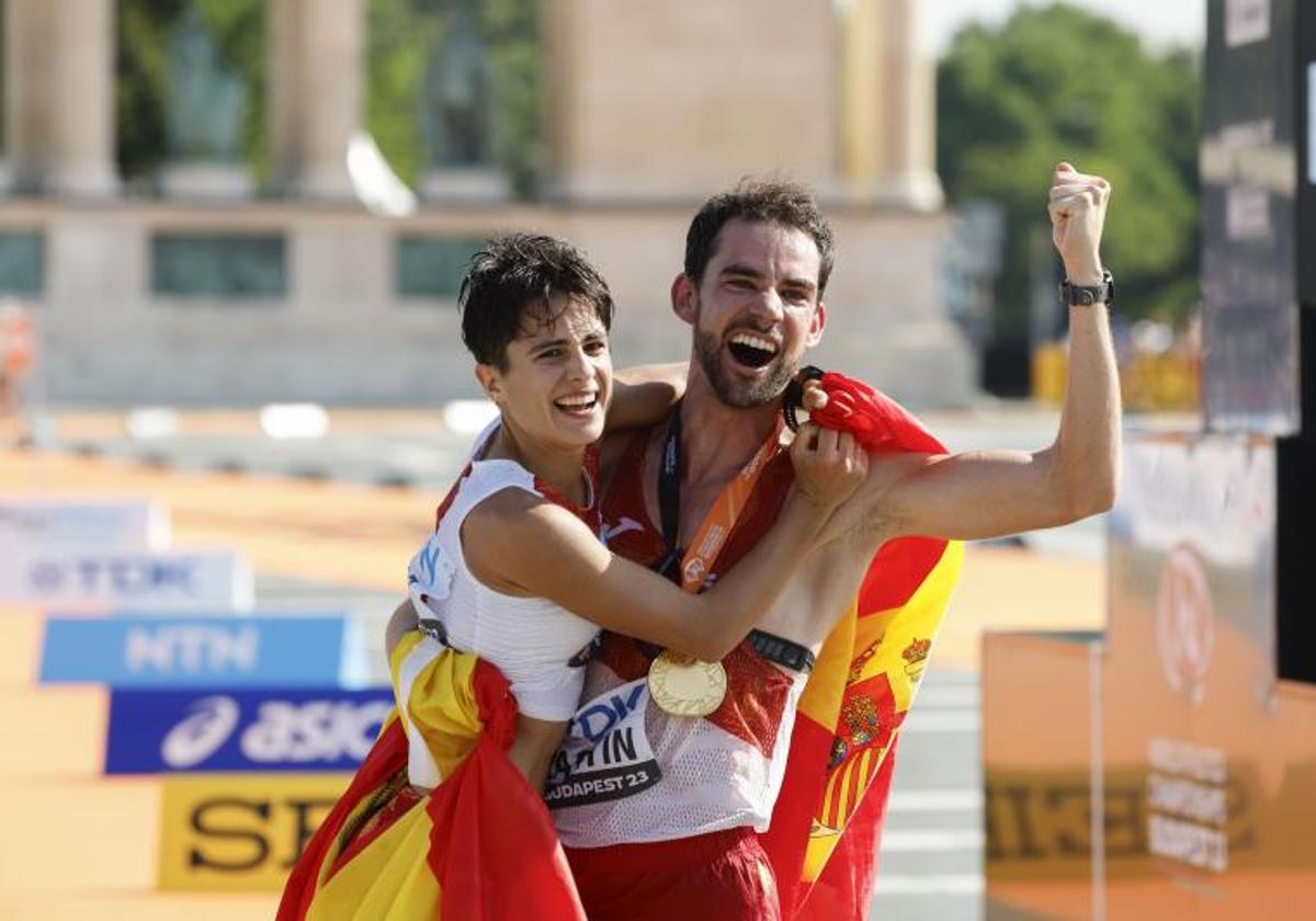 Lo marchadores españoles Álvaro Martín y María Pérez muestran su alegría con la medalla de oro