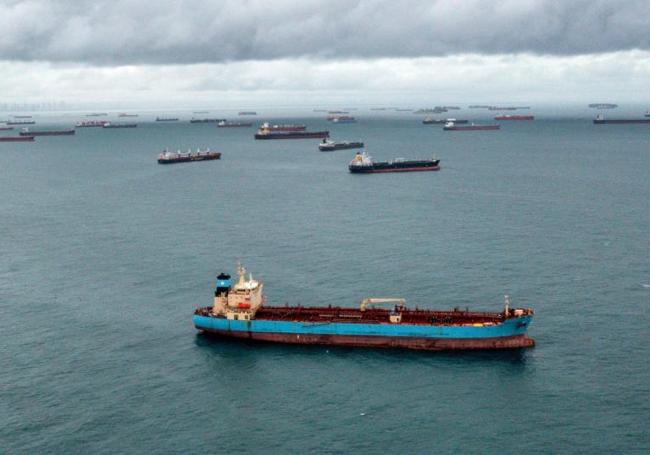 Atasco de buques esperando a poder cruzar el canal de Panamá.