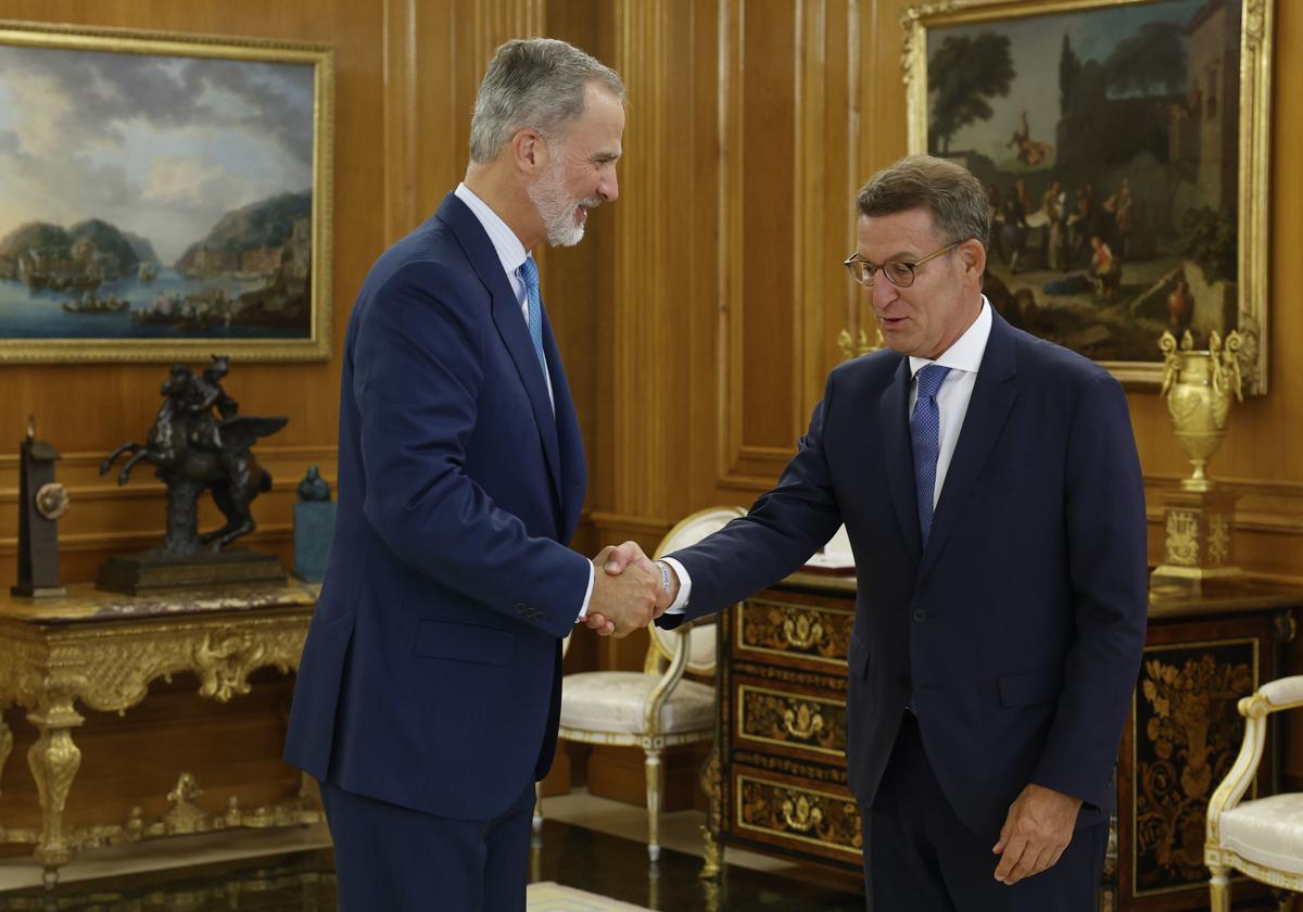 El rey Felipe VI recibe al líder del PP, Alberto Núñez Feijóo.