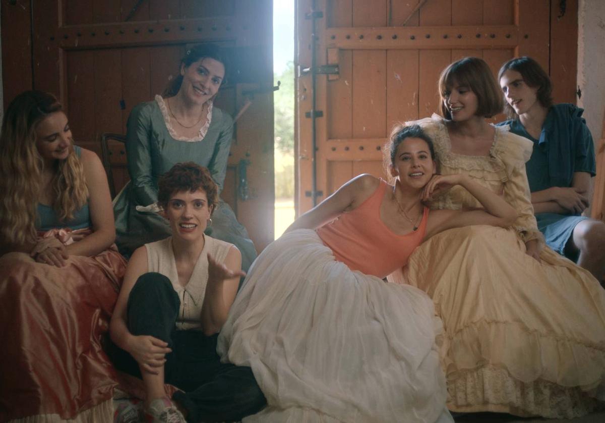 Itsaso Arana (sentada en el suelo) junto a las cuatro actrices que protagonizan 'Las chicas están bien', Itziar Manero, Bárbara Lennie, Irene Escolar y Helena Ezquerro.