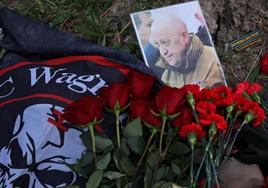 Un retrato de Evgeni Prigozhin en un monumento improvisado en San Petersburgo.