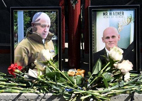 Imagen secundaria 1 - Distintos actos de homenaje a Prigozhin llevados a cabo en Rusia.