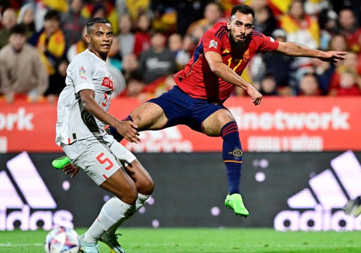 Borja Iglesias, durante un partido con la selección.