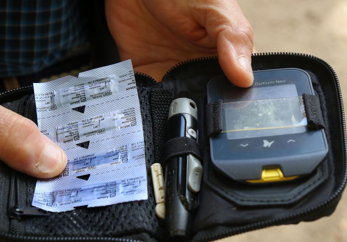 Un homre se dispone a realizarse un control con un glucómetro