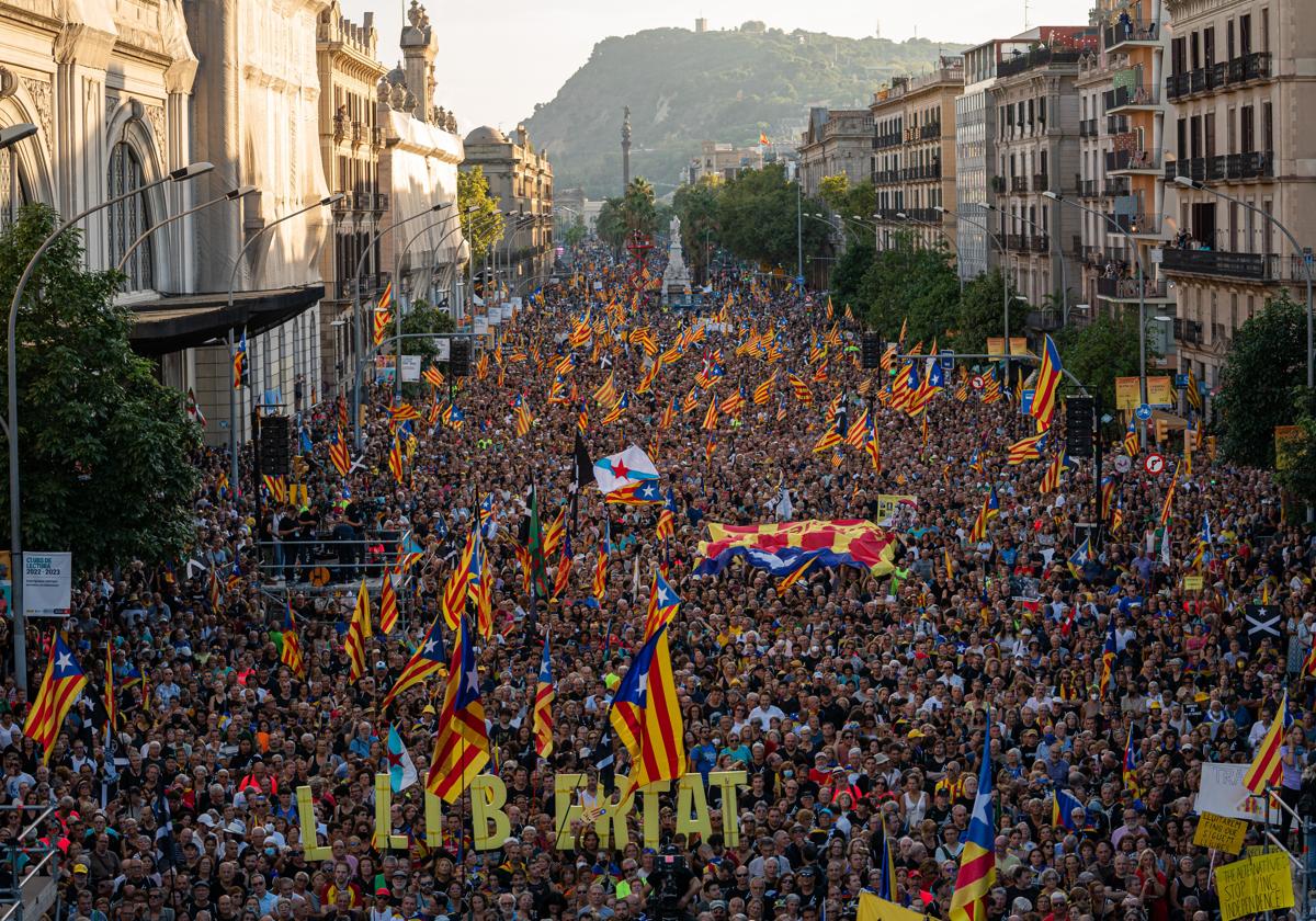 Centenares de personas participan en la manifestación convocada por la ANC con motivo de la Diada a 11 de septiembre de 2022.