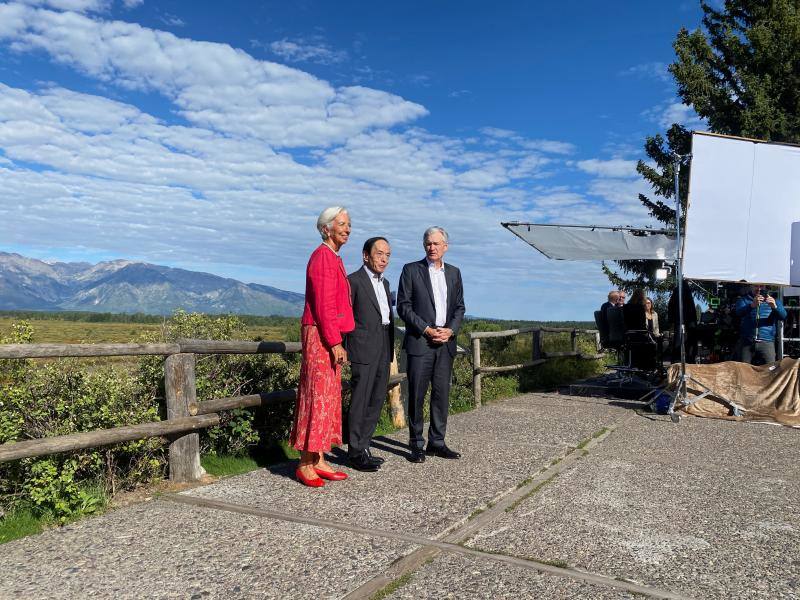 La presidenta del BCE, Christine Lagarde, junto a Jerome Powell (Reserva Federal) y Kazuo Ueda (Banco de Japón), en Jackson Hole.