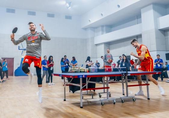 Rudy Fernández y Juancho Hernangómez disputan un partido de tenis de mesa.