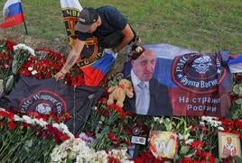 Un hombre rinde homenaje a Prigozhin en un memorial improvisado en San Petersburgo.